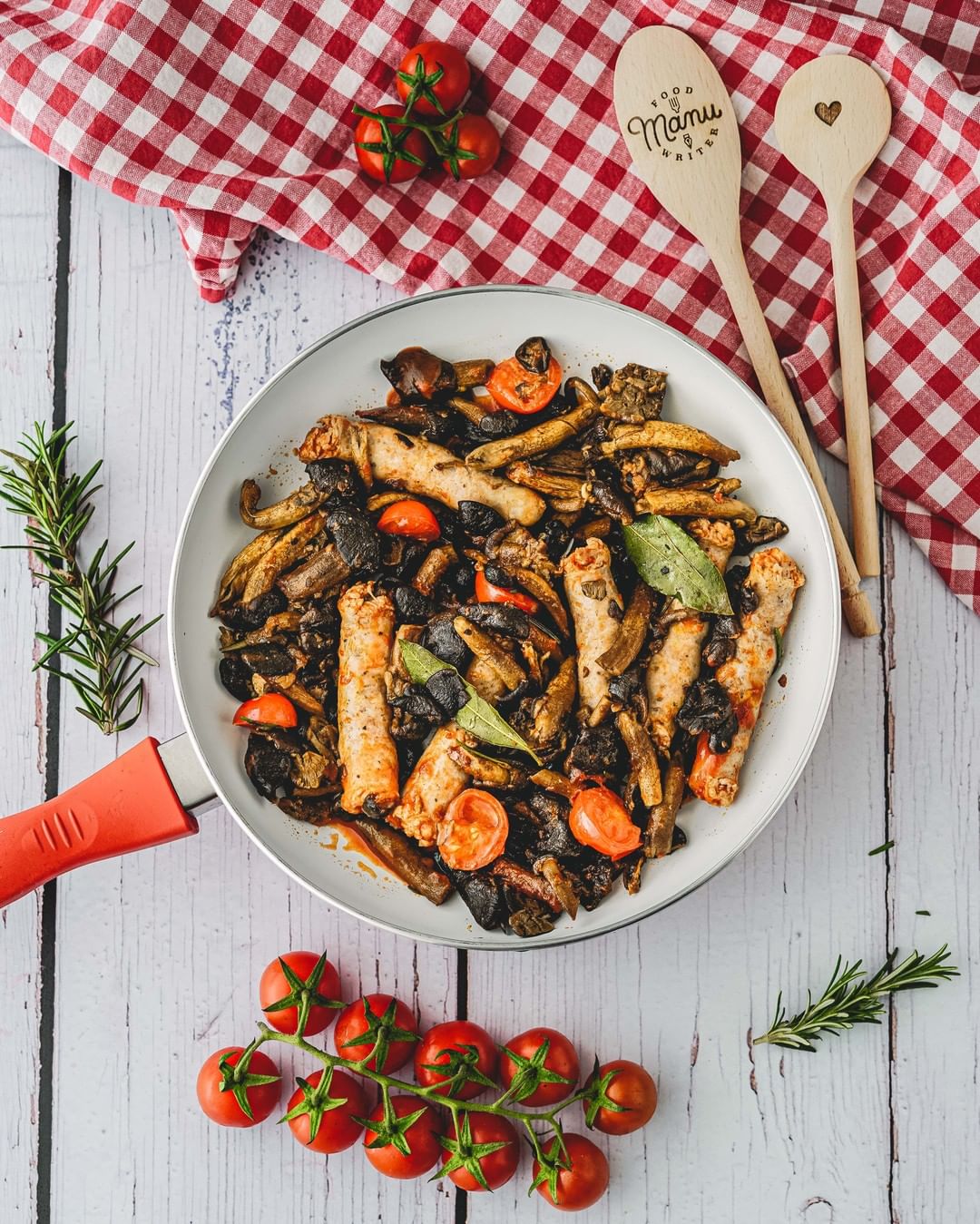 Funghi e salsiccia in padella